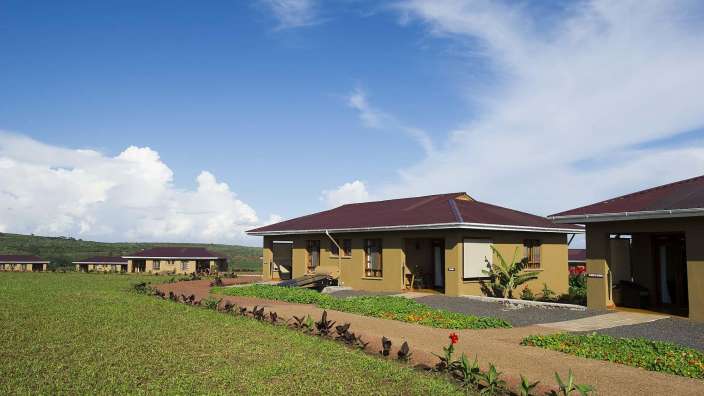 Eine Reihe von Häusern mit einem braunen Dach