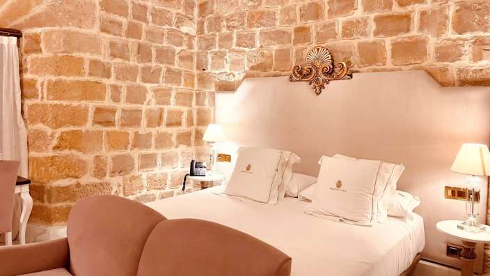 Ein Hotelzimmer mit einem Bett und einem Stuhl