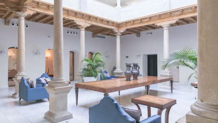 Ein Wohnzimmer mit blauen Stühlen und einem Tisch