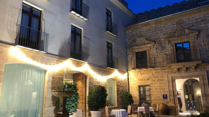 Ein Gebäude mit einem Brunnen davor