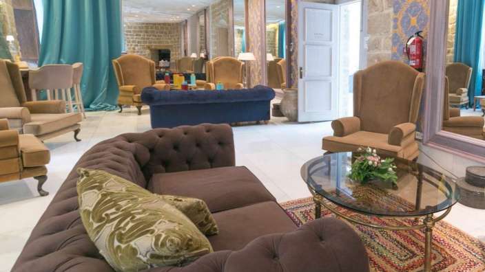 Ein Wohnzimmer mit einem Couchtisch und Stühlen