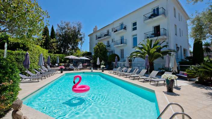 Ein großer Pool mit einem rosa Flamingo in der Mitte