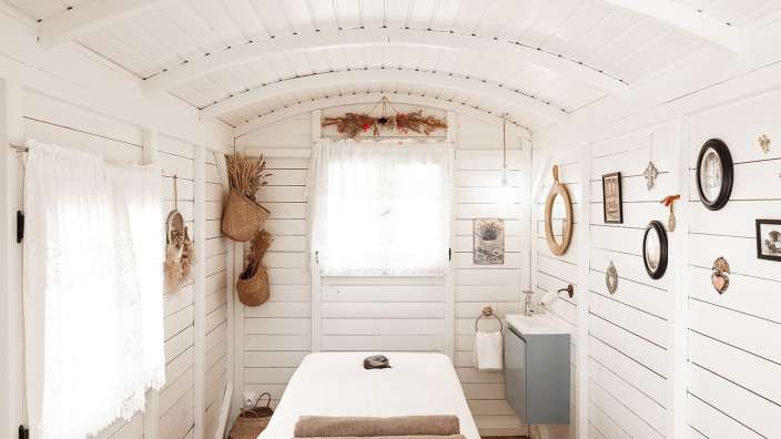 Ein Raum mit einem Bett und einem Waschbecken