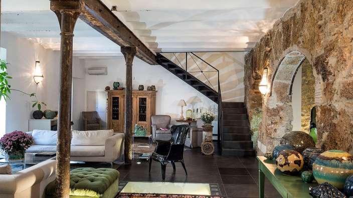 Ein Wohnzimmer mit Möbeln und einer Treppe