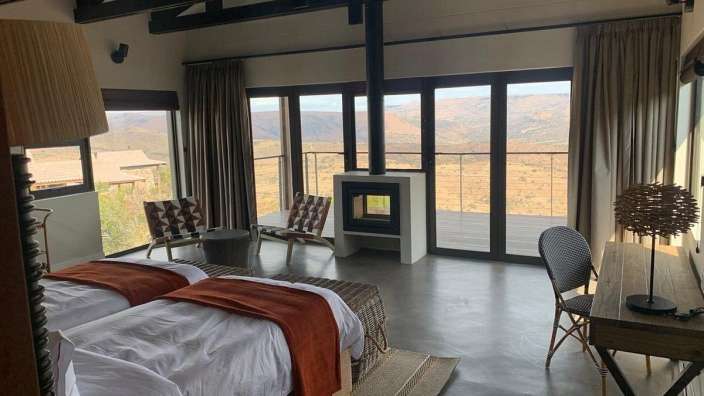 Ein Schlafzimmer mit zwei Betten und einem Schreibtisch