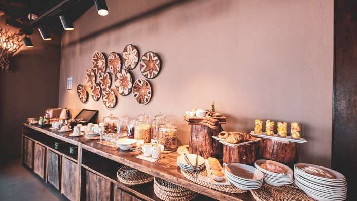 Ein Buffet mit einer Vielzahl von Speisen und Getränken