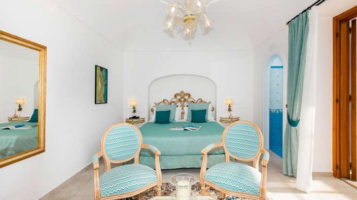 Ein Schlafzimmer mit einem Bett und zwei Stühlen