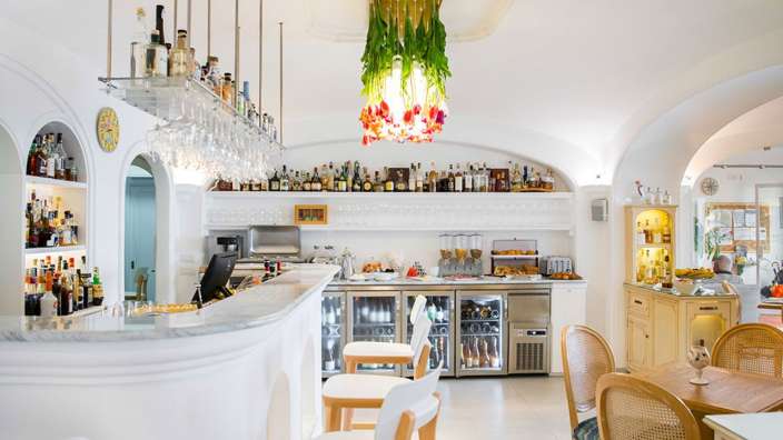 Ein Restaurant mit einem bunten Kronleuchter an der Decke