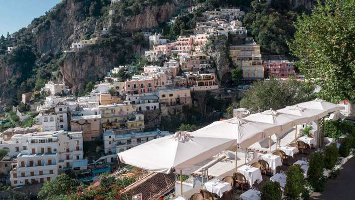 Ein Restaurant mit Blick auf eine Stadt mit vielen Gebäuden