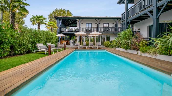 Ein großer Swimmingpool in der Nähe eines großen Hauses