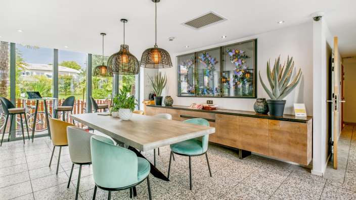 Ein Esszimmer mit einem Tisch und Stühlen