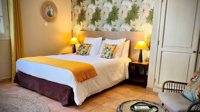 Ein Schlafzimmer mit einem Bett und zwei Lampen