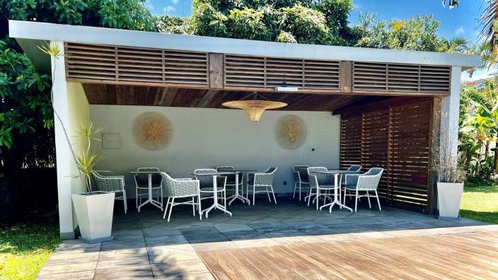 Eine Gruppe von Tischen und Stühlen unter einem Pavillon