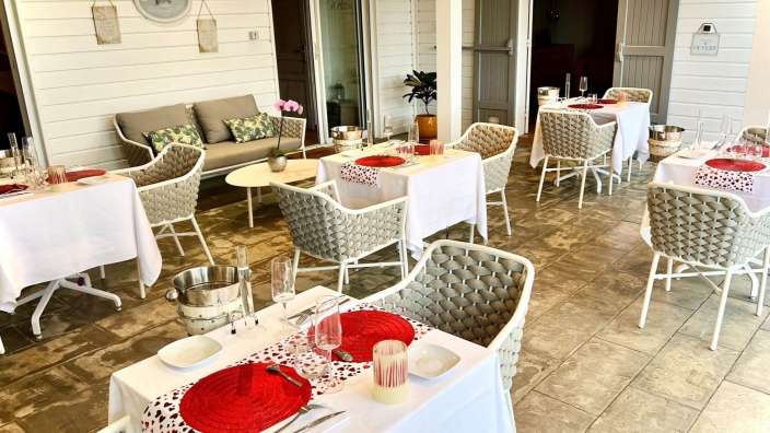 Tische und Stühle in einem Restaurant mit einem roten Tischläufer