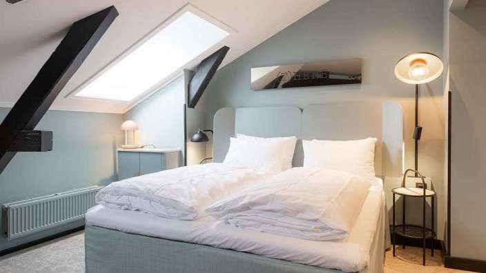 Ein Schlafzimmer mit einem Bett und einer Lampe