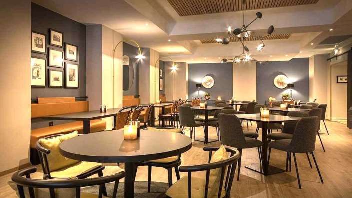 Ein Restaurant mit vielen Tischen und Stühlen