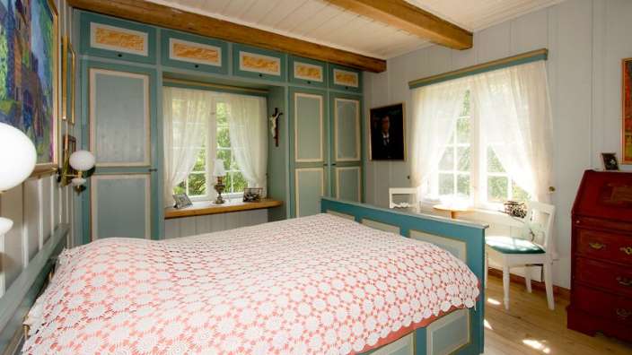 Ein Schlafzimmer mit einem Bett und einem Schreibtisch