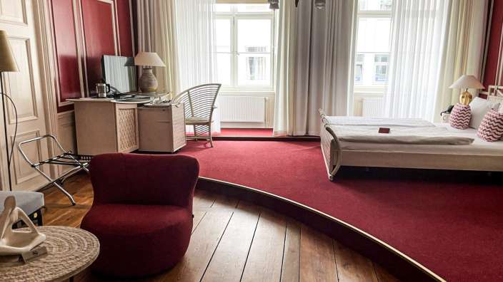 Ein Hotelzimmer mit einem Bett und einem Stuhl