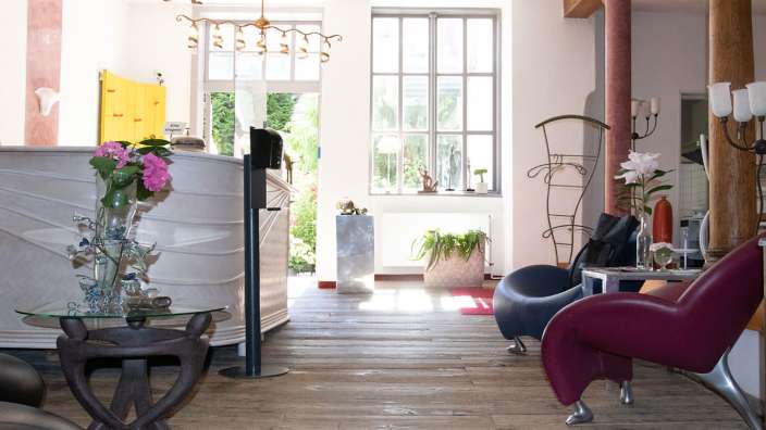 Ein Wohnzimmer mit vielen Möbeln und einem Tisch