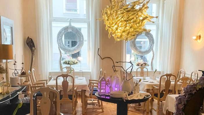 Ein Esszimmer mit vielen Tischen und Stühlen