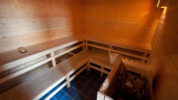 Eine Holzsauna mit einem Eimer in der Mitte