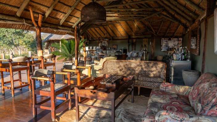 Ein Wohnzimmer mit einem Couchtisch und Stühlen