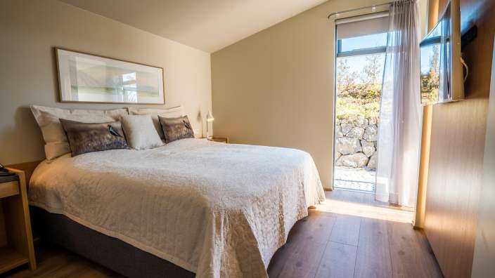 Ein Schlafzimmer mit einem Bett und einem Fernseher