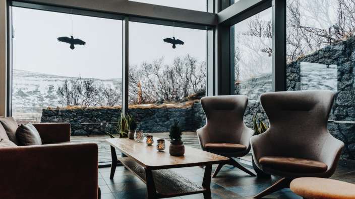 Ein Wohnzimmer mit Möbeln und einem großen Fenster