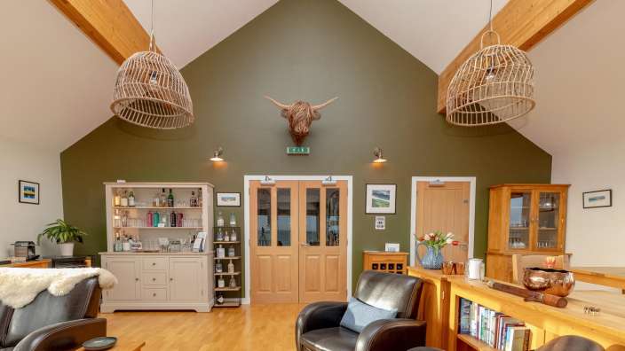 Ein Wohnzimmer mit vielen Möbeln und einem Schild mit der Aufschrift exit