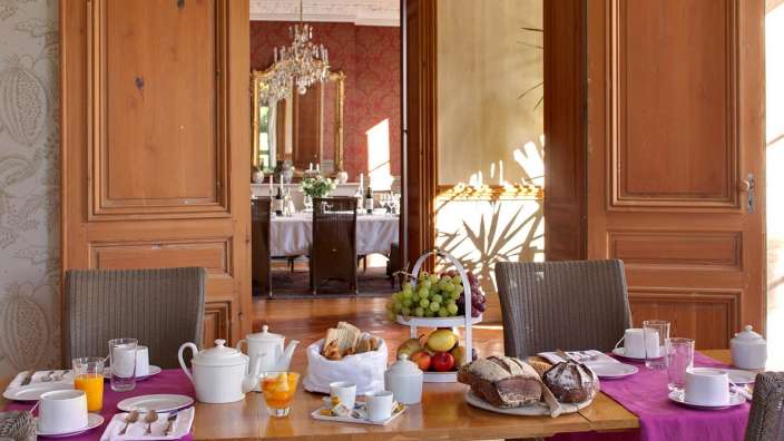 Ein Tisch mit einem Tablett mit Brot und Obst darauf