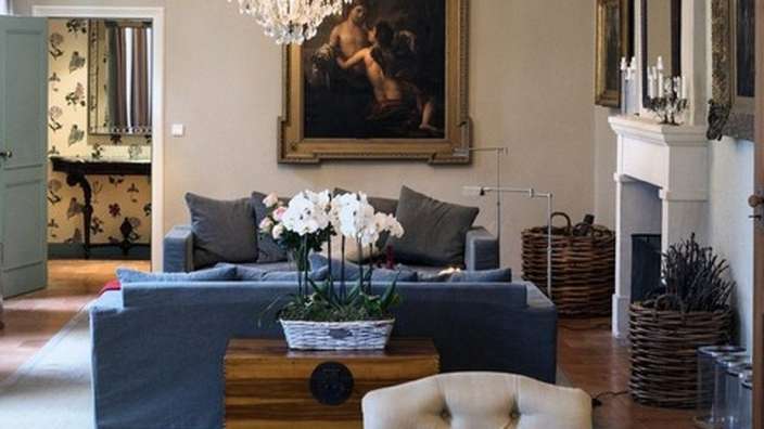 Ein Wohnzimmer mit einem Gemälde an der Decke