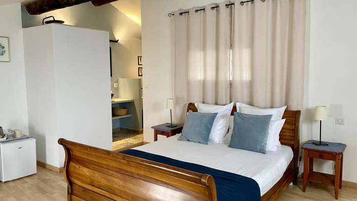 Ein Schlafzimmer mit einem Bett und zwei Nachttischen