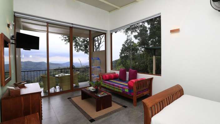 Ein Wohnzimmer mit einem Couchtisch und einem Fernseher