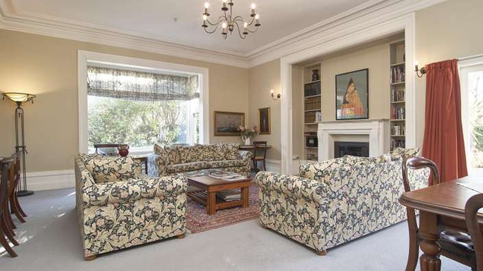 Ein Wohnzimmer mit vielen Möbeln und einem Kamin