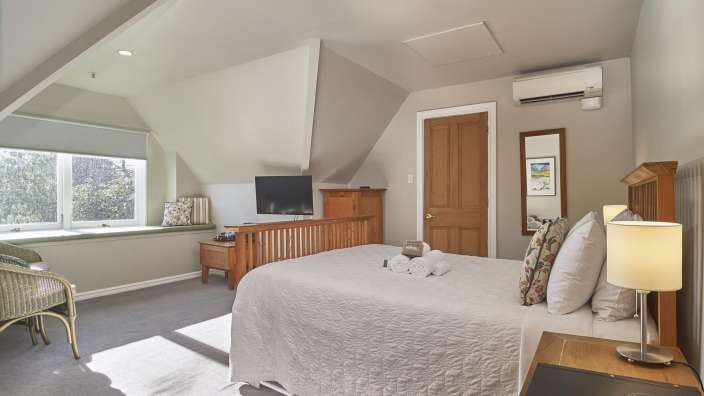 Ein hotelzimmer mit einem bett und einem fernseher