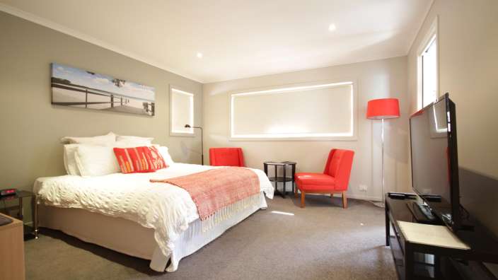 Ein Schlafzimmer mit einem Bett und einem Fernseher