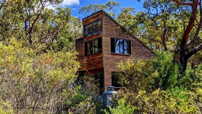 Ein kleines Holzhaus inmitten eines Waldes