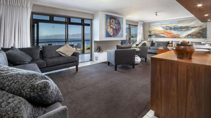 Ein Wohnzimmer mit vielen Möbeln und einem Gemälde an der Wand