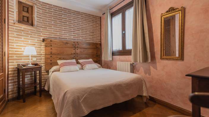 Ein Schlafzimmer mit einem Bett und einem Spiegel