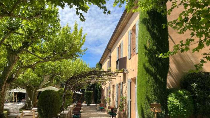 Ein großes Gebäude mit vielen Bäumen davor