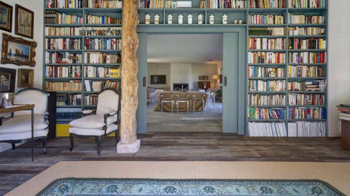 Ein Wohnzimmer mit vielen Büchern und einem Teppich
