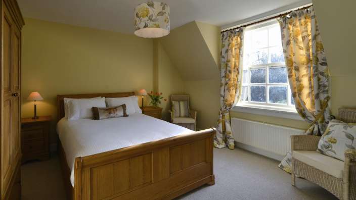 Ein Schlafzimmer mit einem Bett und einem Stuhl