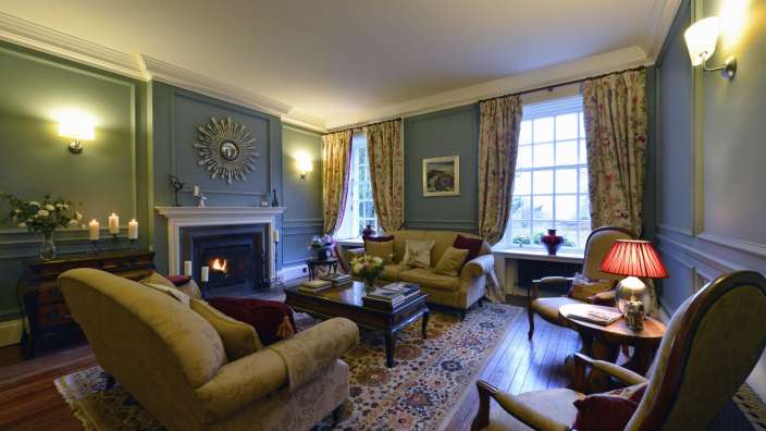 Ein Wohnzimmer mit vielen Möbeln und einem Kamin