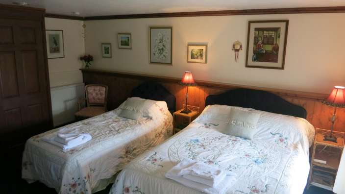 Ein Schlafzimmer mit zwei Einzelbetten und zwei Lampen