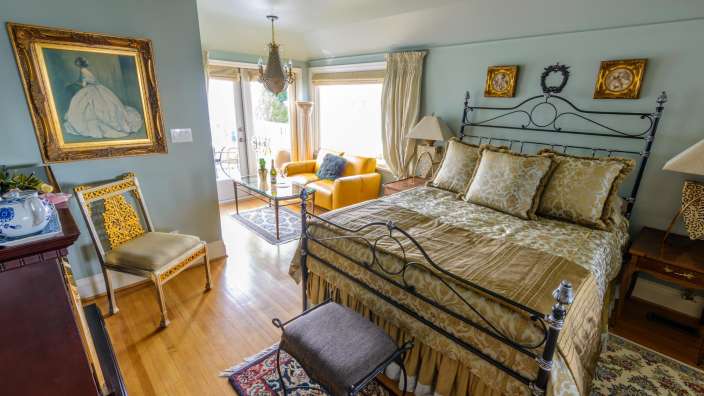 Ein Schlafzimmer mit einem Bett und einem Gemälde an der Wand