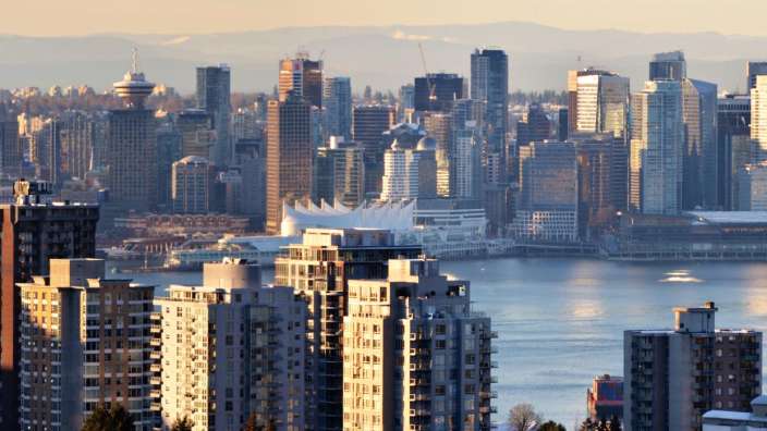 Eine Stadt mit vielen Gebäuden und einem Fluss im Vordergrund