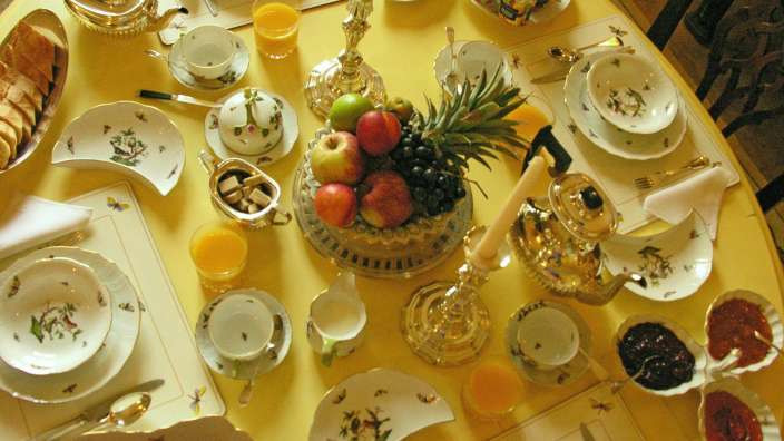 Ein Tisch mit vielen Speisen und Getränken darauf