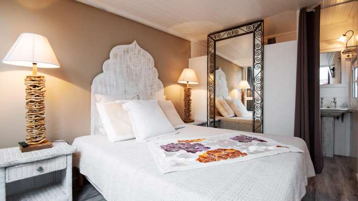 Ein Schlafzimmer mit einem Bett und einem großen Spiegel