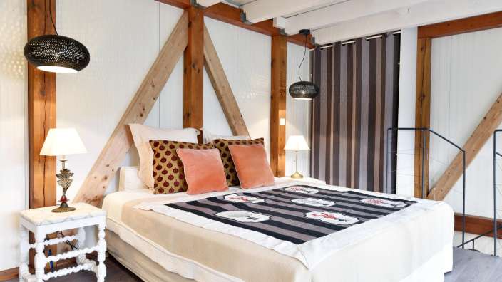 Ein Schlafzimmer mit einem Bett und zwei Nachttischen