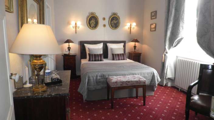 Ein Schlafzimmer mit einem Bett und zwei Nachttischen